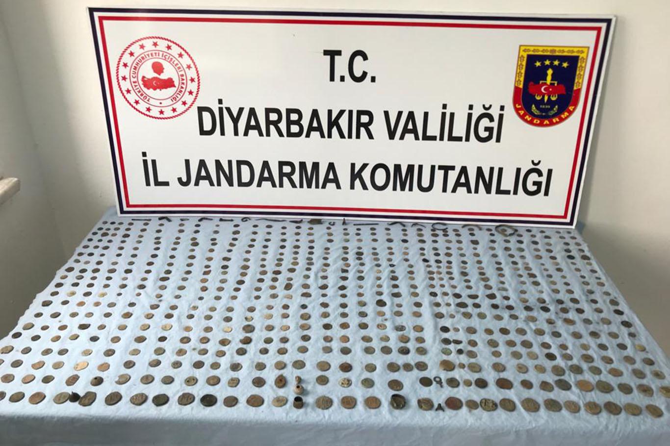 Sur'da tarihi eserler ele geçirildi: 4 gözaltı Sur'da tarihi eserler ele geçirildi: 4 gözaltı